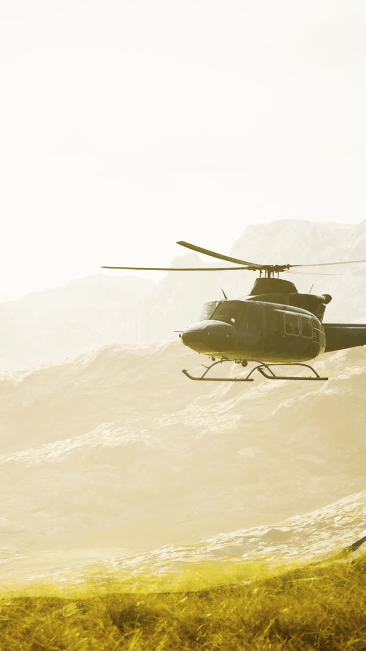 cámara lenta helicóptero de la época de la guerra de vietnam en las montañas