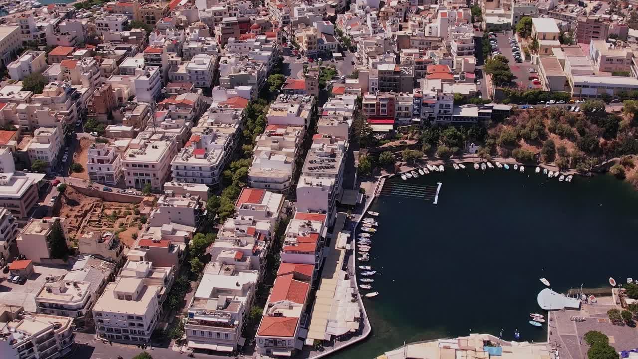 Luftfoto af byen Agios Nikolaos og søen Voulismeni på Kreta, Grækenland