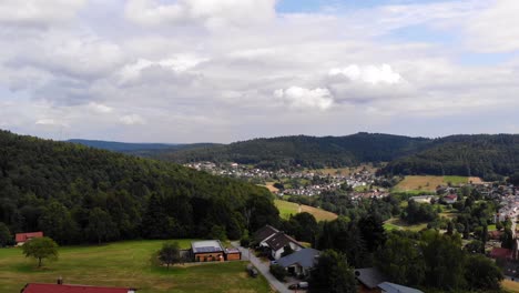 vuelo lateral aéreo, vista cautivadora de la ciudad de wilhemsfeld en un día soleado y nublado, alemania