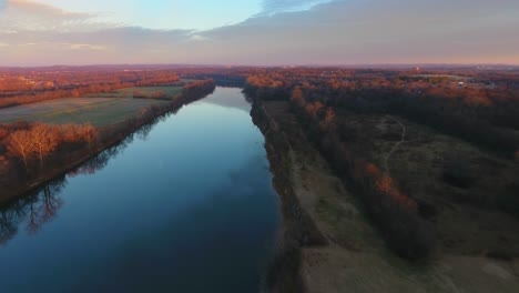 Fluss-Sonnenaufgang-Überflugdrohne-Aus-Der-Luft