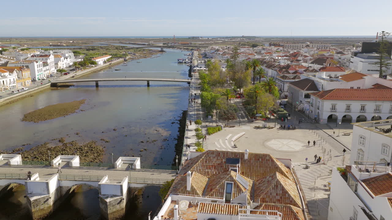 Tavira, Algarve, vista aérea del puente romano, casco antiguo, río, día soleado