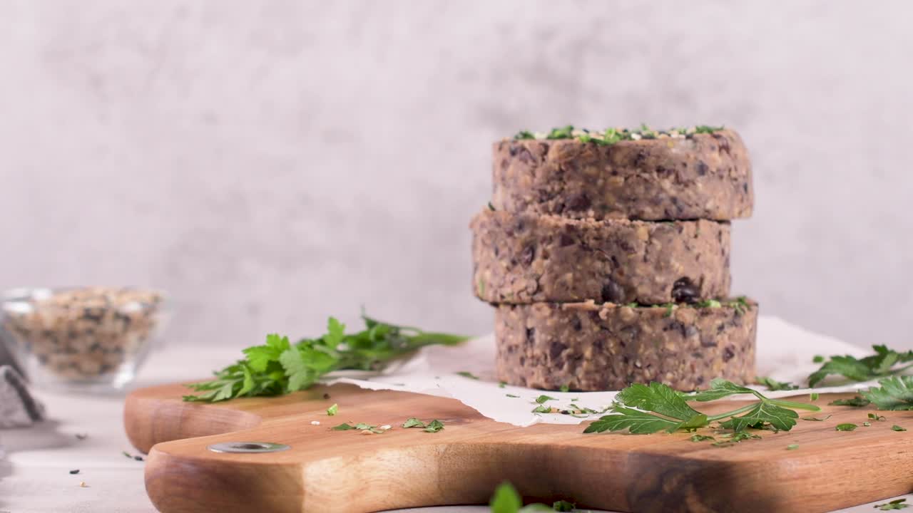 hamburguesa vegetal cruda con frijoles negros