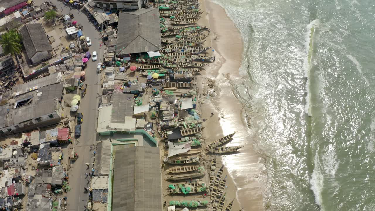 강둑을 따라 카누를 타고 있는 어업 공동체의 숨막히는 조감도