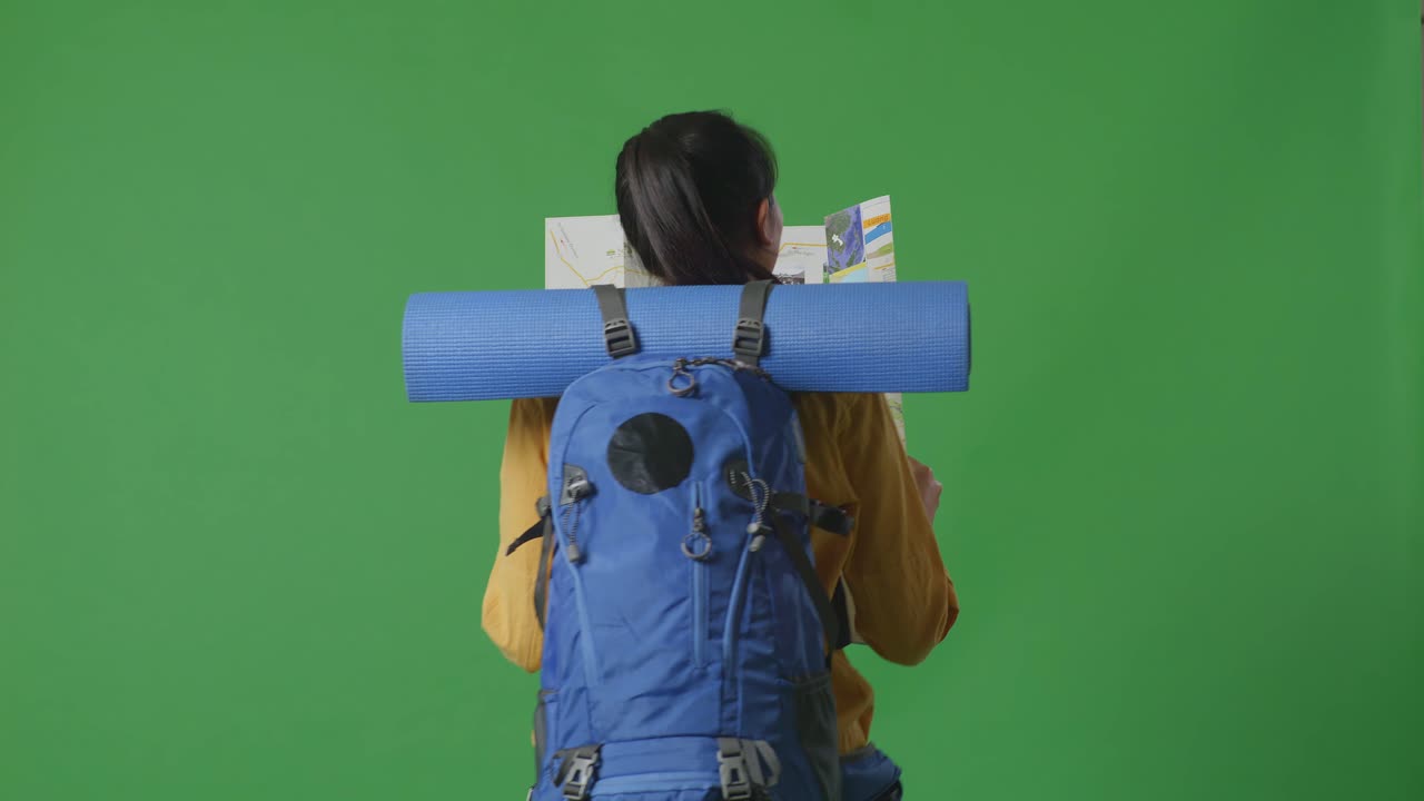 mujer mirando el mapa mientras viaja