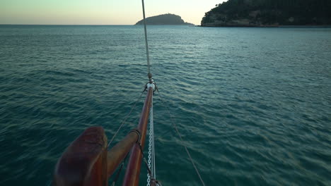 Sailing-in-the-Gulf-of-the-Poets