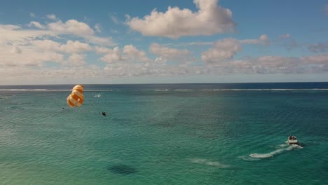 Toma-Aérea-De-Una-Pareja-Practicando-Parapente