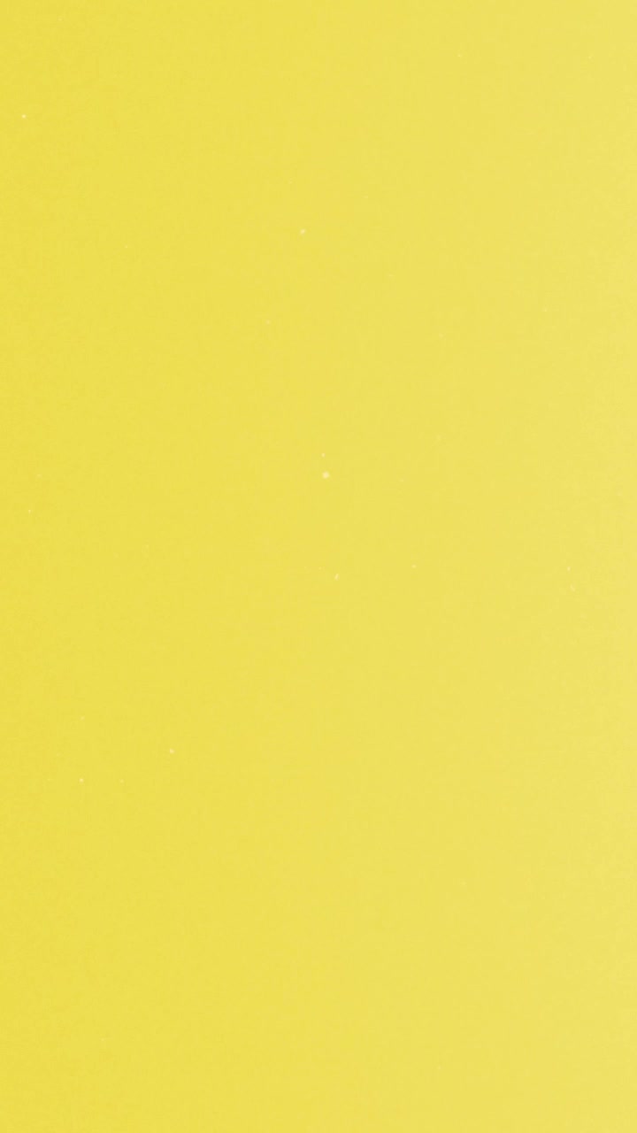 Video verticale di un effetto di sovrapposizione di bruciatura di pellicola analogica gialla