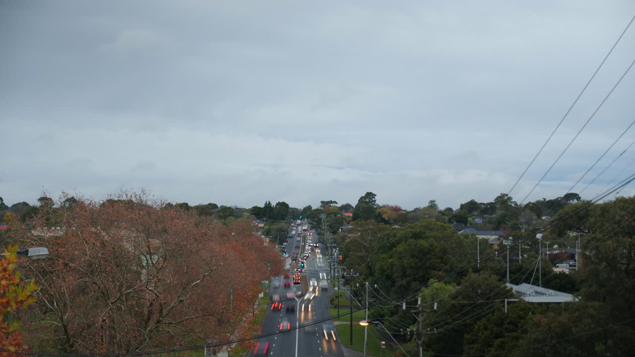 바쁜 도로 위에 빠르게 움직이는 구름의 시간 경과