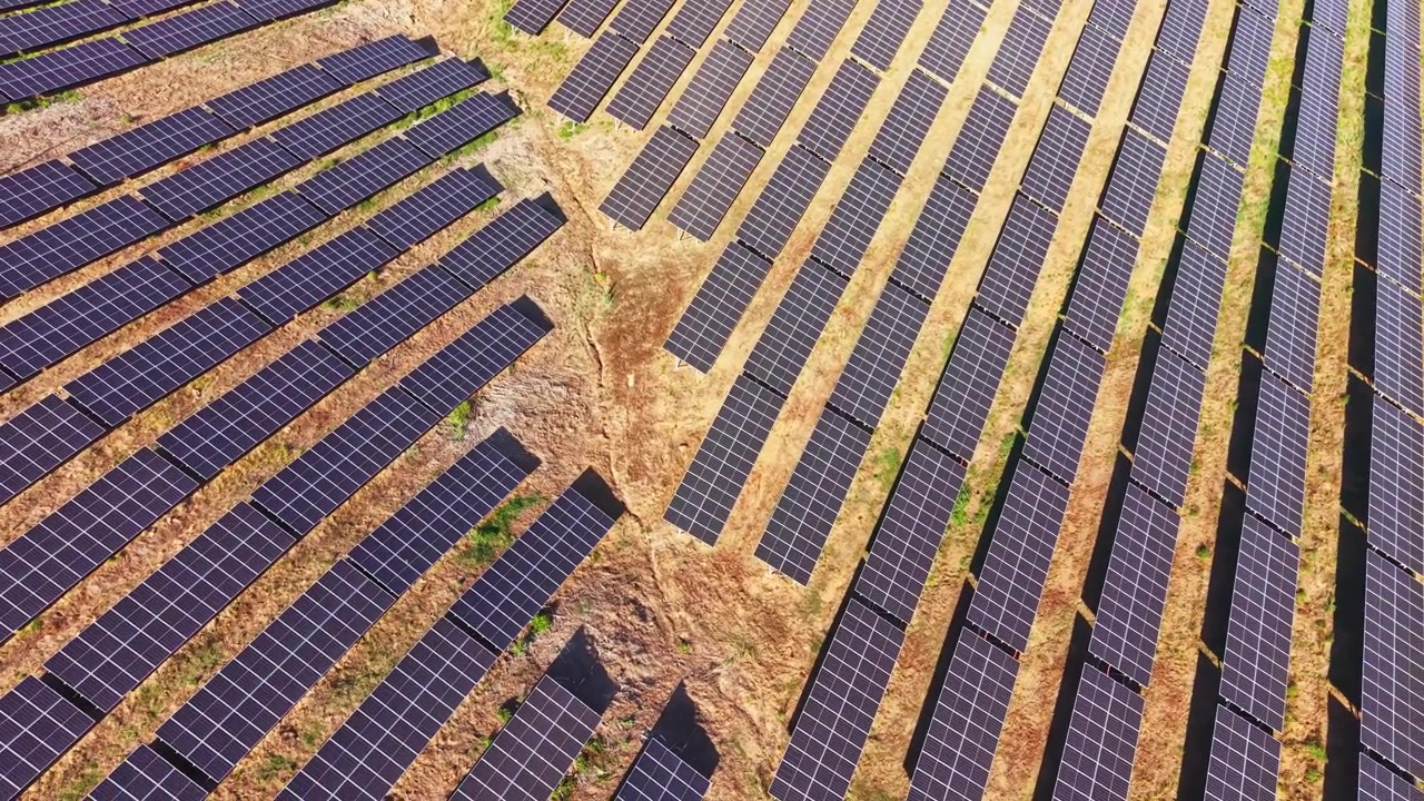 Solpaneler installeret på åbent land designet til vedvarende energiproduktion i et solrigt område om dagen