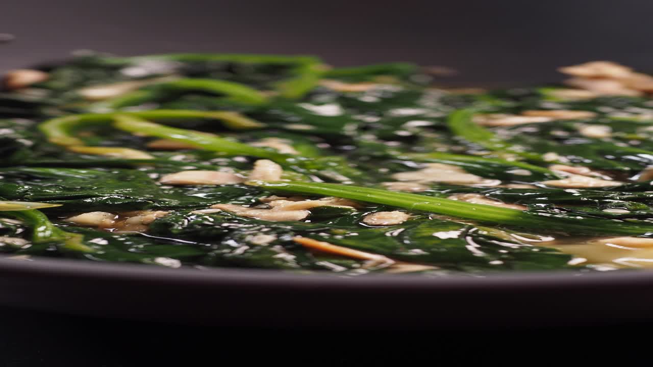 마늘과 함께 긴 스파나치