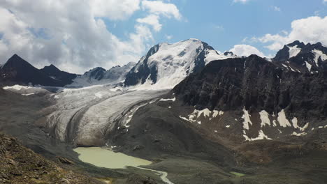 吉爾吉斯斯坦阿拉科爾湖沿岸的雪山和冰川的無人機拍攝