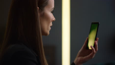 mujer de negocios llama por video en línea en el teléfono inteligente. gerente teniendo videoconferencia