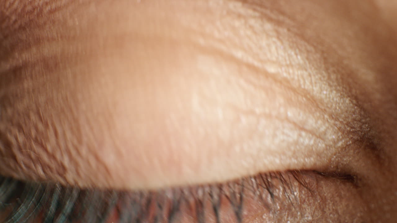 mujer, visión y ojo azul en movimiento de parpadeo