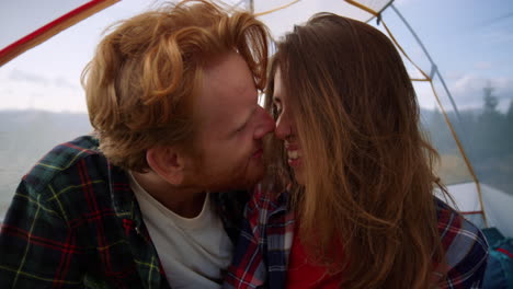 pareja romántica acurrucada juntos en la tienda