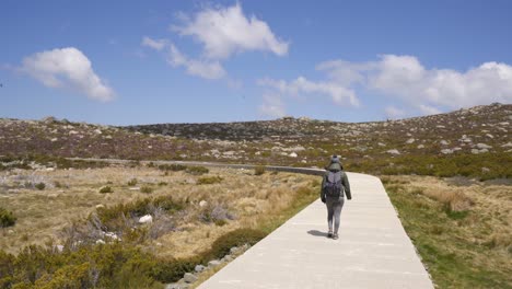 mujer viajera excursionista en la ruta de las lagunas del paisaje serra da estrela, en portugal