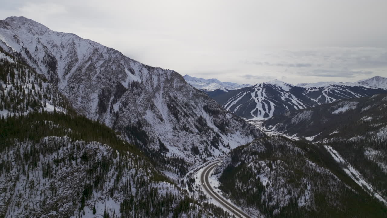i70 distante montaña de cobre leadville colorado invierno diciembre navidad avión no tripulado paisaje cinematográfico silverthorne vail aspen diez millas de rango nubladas montañas rocosas hacia arriba revelan movimiento hacia adelante