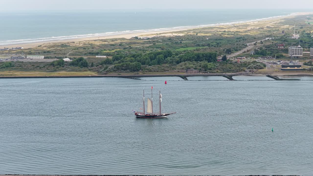 Historisk seilskip Oosterschelde seiler gjennom Rotterdams farvann, Nederland