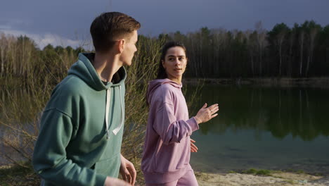 pareja corriendo en el bosque