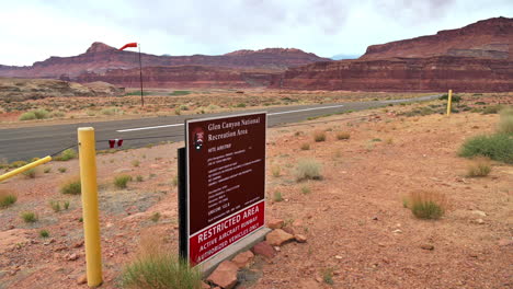 señalización de restricción en la pista de aterrizaje hite en el área recreativa nacional de glen canyon en utah