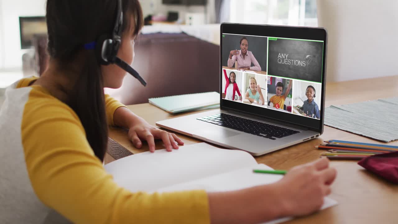 estudiante que usa una computadora portátil para una lección en línea en casa, con un maestro y una clase diversos en la pantalla