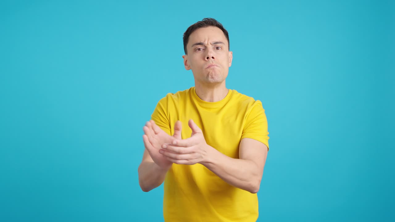 Man in yellow shirt clapping
