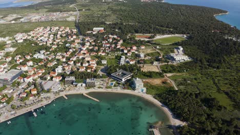 Playa-Principal-Con-La-Ciudad-De-Novalja-Y-Stadion-Cissa-En-La-Isla-De-Pag-En-Croacia