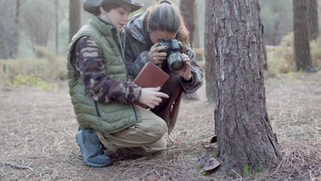 madre y su curioso hijo explorando la naturaleza en el bosque