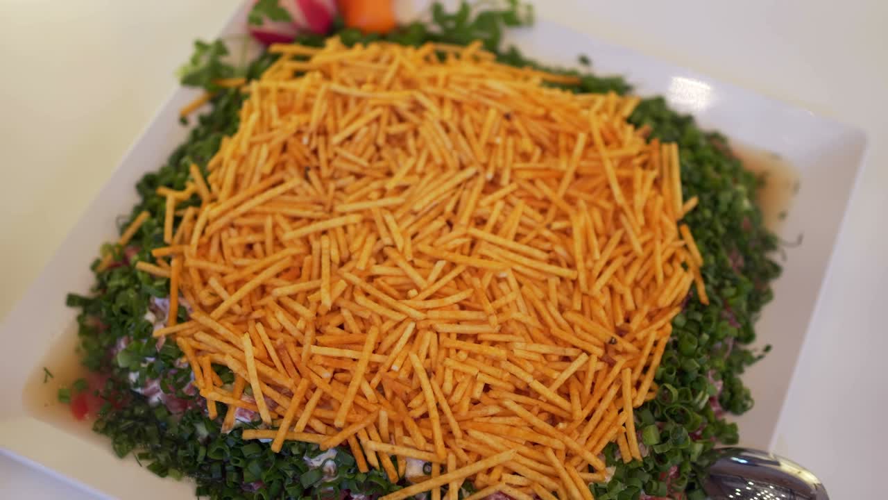 고급 레스토랑에서 고기, 다채로운 과일과 채소로 구성된 뷔페 음식을 제공합니다.