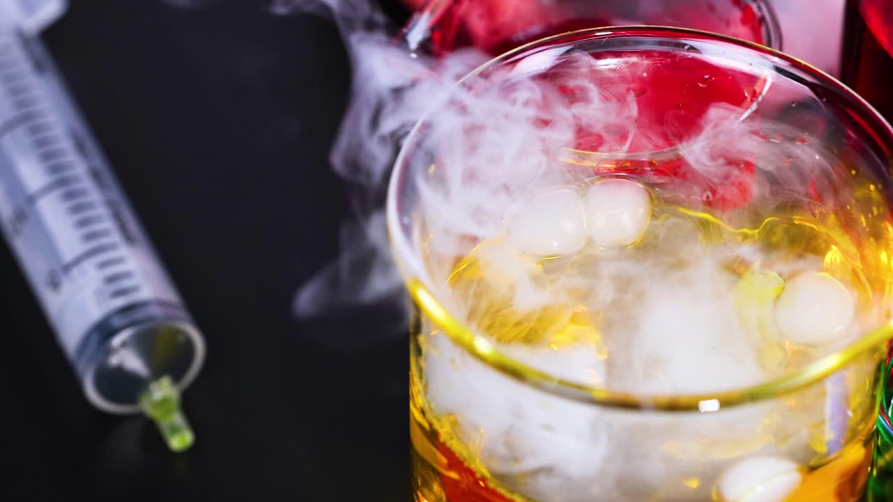 유리 용기에서 액체와 가스의 상호 작용