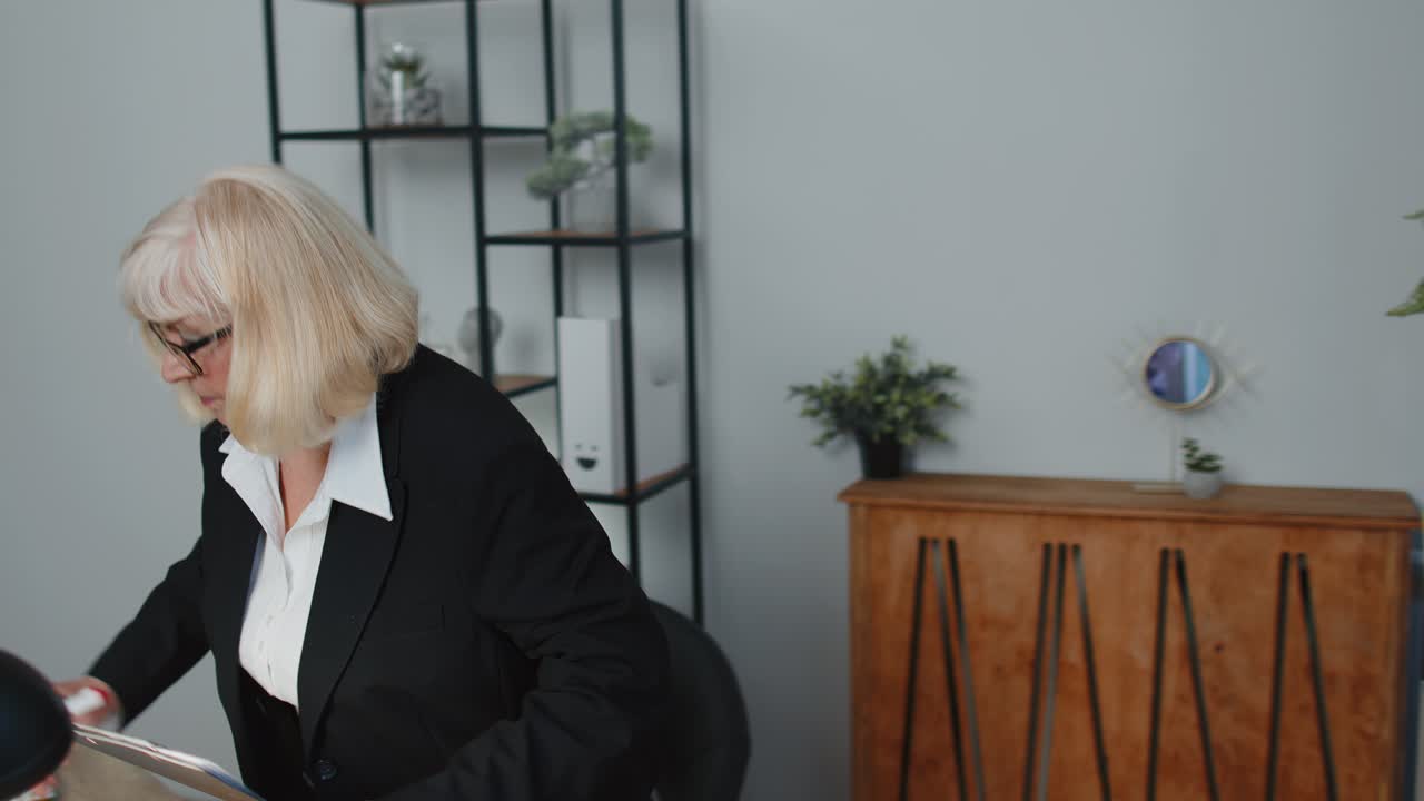 고위 사업가 여성이 스티커를 가지고 기내에서 메모를 작성하고 인포그래픽을 분석하고 노트북 컴퓨터를 사용합니다.