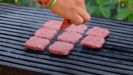 Fleischbällchen-Hackfleisch-Wird-Auf-Den-Grill-Gelegt,-Um-In-Zeitlupe-Gekocht-Zu-Werden