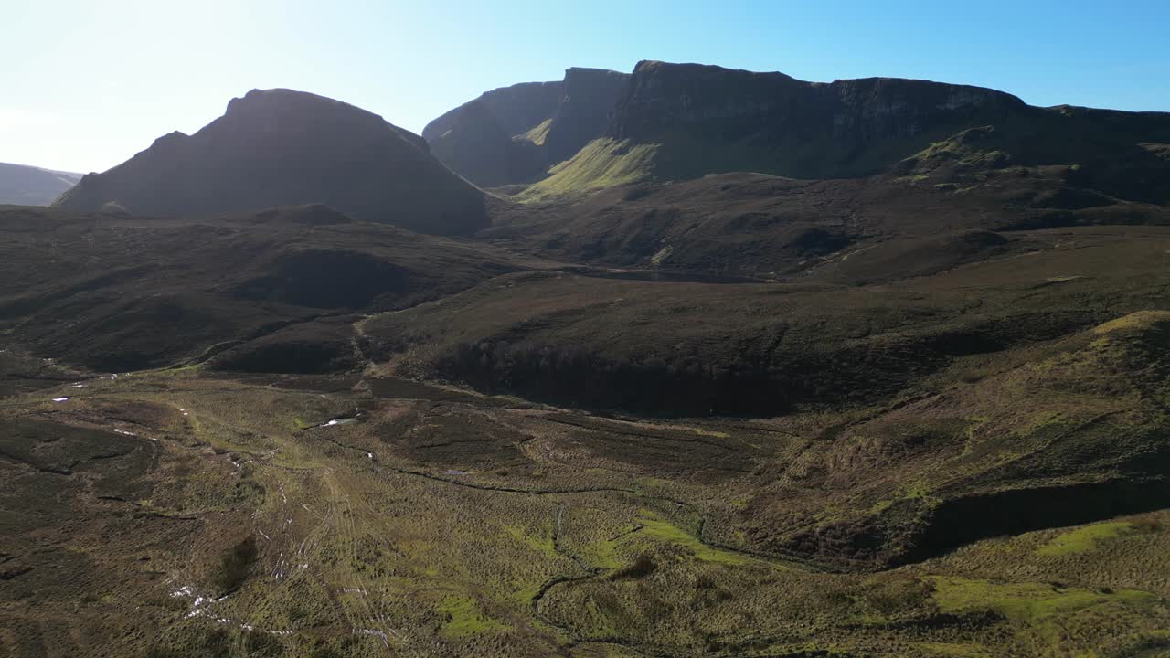 levántese revelar de loch cleat y quiraing formaciones rocosas en la isla trotternish ridge de skye escocia