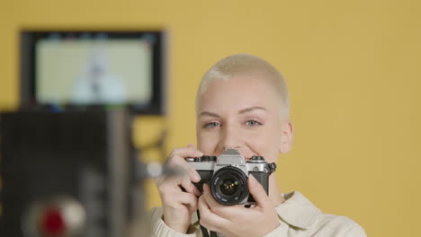 riprese bts di una modella che utilizza una macchina fotografica vintage 02