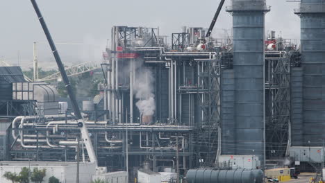 La-Vista-Panorámica-Captura-La-Magnitud-De-La-Planta-De-Energía-Limpia,-Con-Grúas-Imponentes-Y-Un-Primer-Plano-Abierto,-Que-Incorpora-Capacidades-Industriales-Modernas.