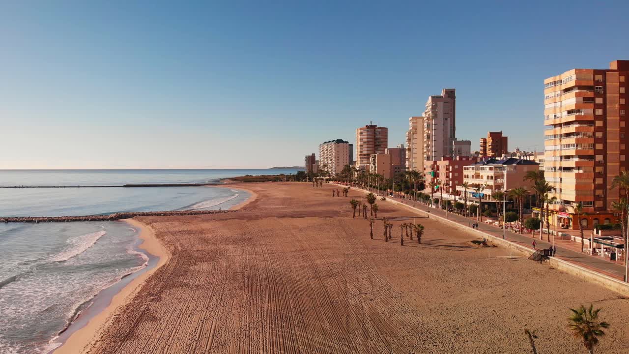 el sol está brillando en la playa española vacía.