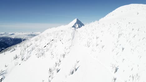 montaña cubierta de nieve durante el invierno 4k