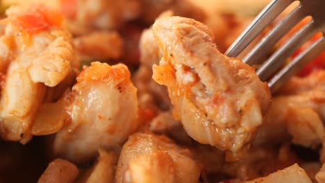 토마토 와 포크 를 가진 맛있는  요리 의 근접