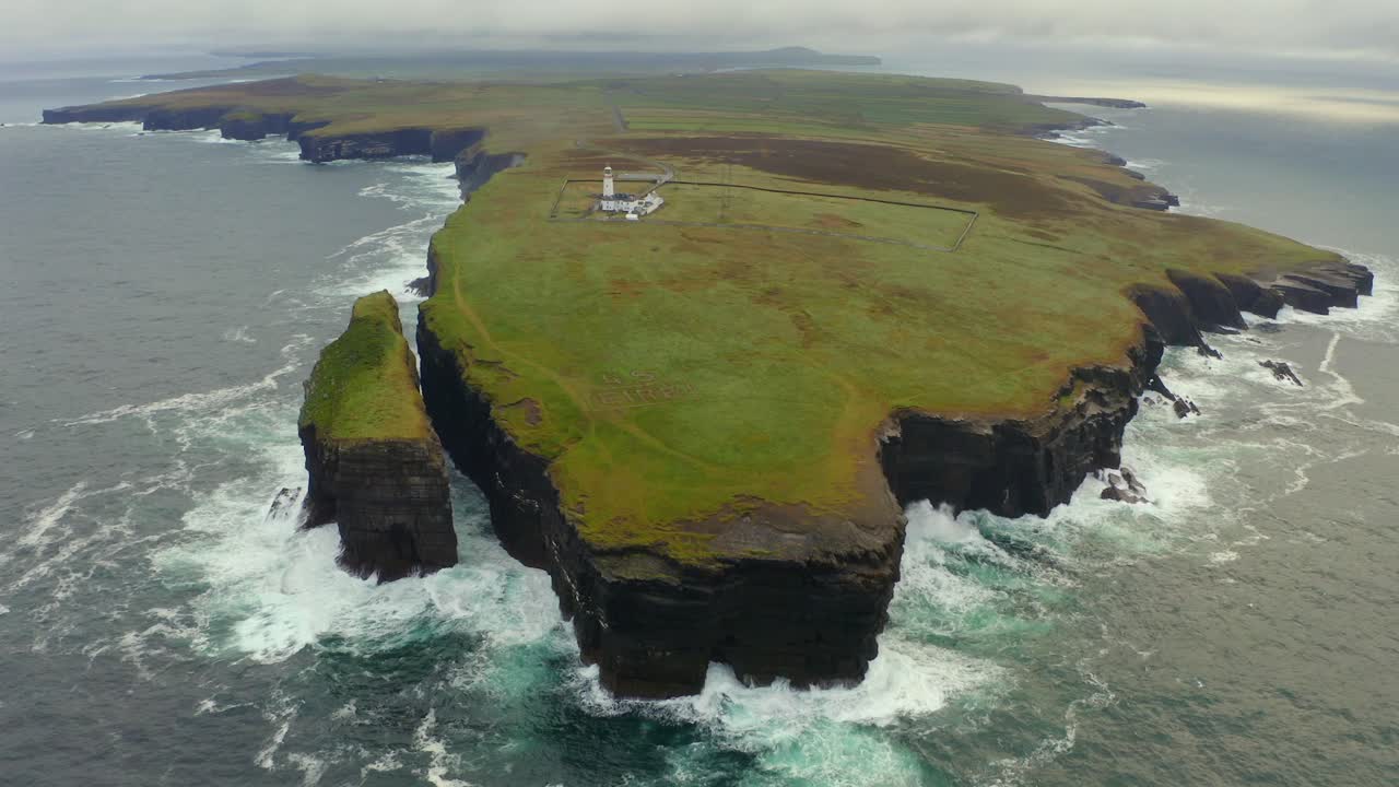 등대 와 절벽 에 부히는 파도 를 특징 으로 하는 루프 헤드 반도 의 넓은 공중 풍경
