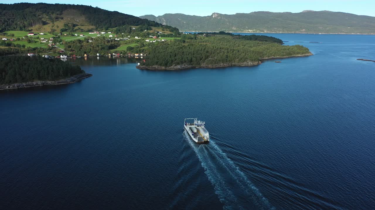 utbjoa와 sydnes 사이의 노르웨이 피요르드를 횡단하는 무공해 자동차와 여객 페리 ytteroiningen - 여름 아침 공중