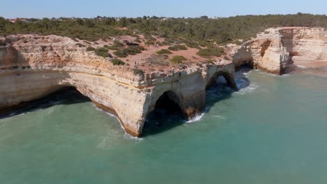 Luftorbit-Zeigt-Seitenansicht-Der-Benagil-Höhle,-Algarve,-Portugal,-Vom-Meer-Aus