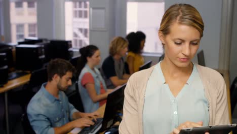 Estudiantes-Usando-Computadoras-En-La-Sala-De-Computadoras