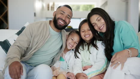 Amor,-Rostro-Y-Familia-Feliz-En-Un-Sofá-Con-Abrazo