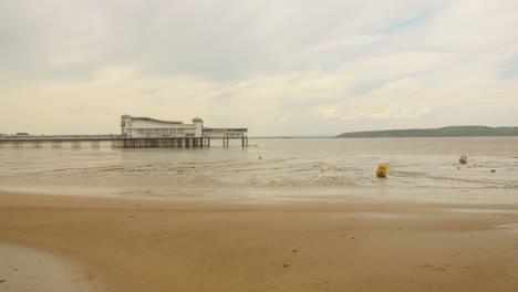 El-Parque-De-Atracciones-Grand-Pier-Durante-La-Marea-Baja-En-Weston-Super-Mare,-Reino-Unido