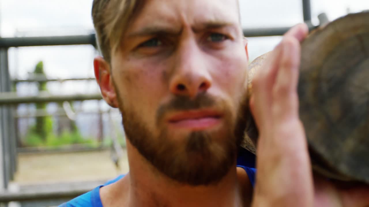 무거운 나무 로그 를 들고 있는 적당 한 사람 들 4k