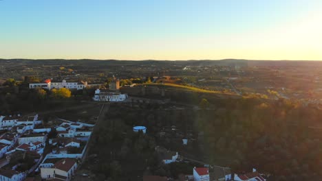 fotografía de un avión no tripulado de una torre en una cresta cerca de un pequeño pueblo en alentejo en portugal