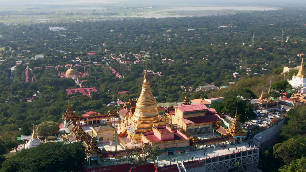 toma de órbita aérea de la pagoda swan oo pon nya shin en sagain, myanmar durante el día soleado