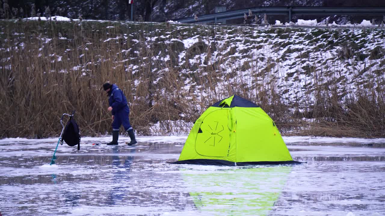 얼어붙은 호수 라트비아에 저녁에 도착 물고기 텐트
