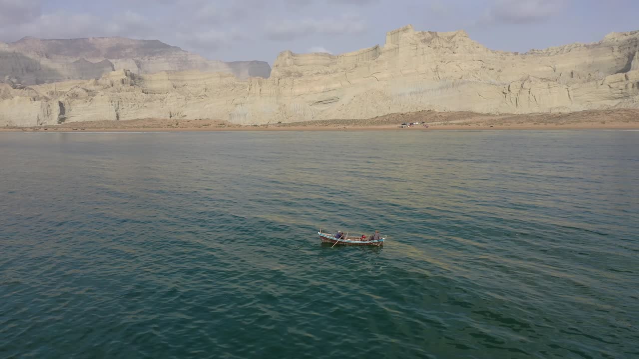 Veduta Aerea di un Pescatore su una Tradizionale Barca a Remi in Legno nel Mar Arabico al Largo della Costa del Balochistan.