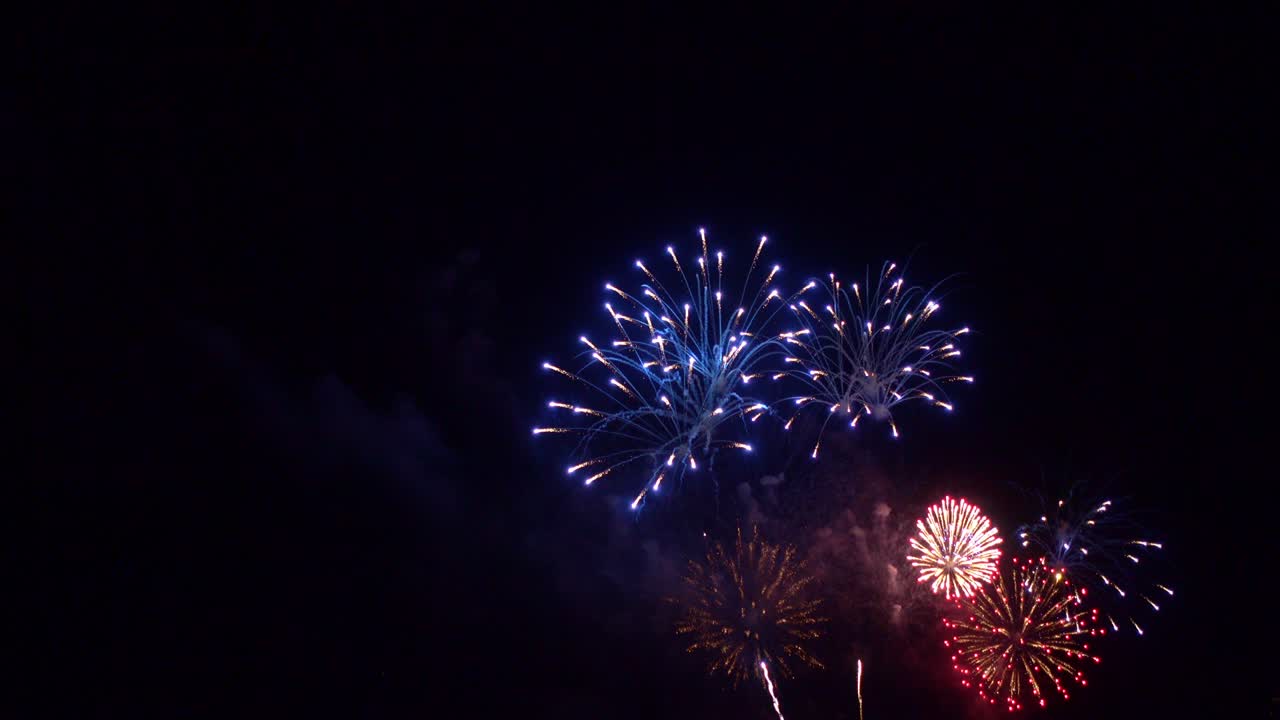 hermosa exhibición de trabajo de fuego colorido por la noche para la celebración en el festival