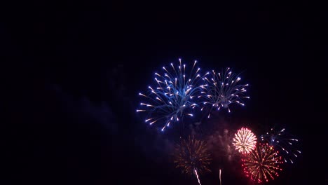 hermosa exhibición de trabajo de fuego colorido por la noche para la celebración en el festival